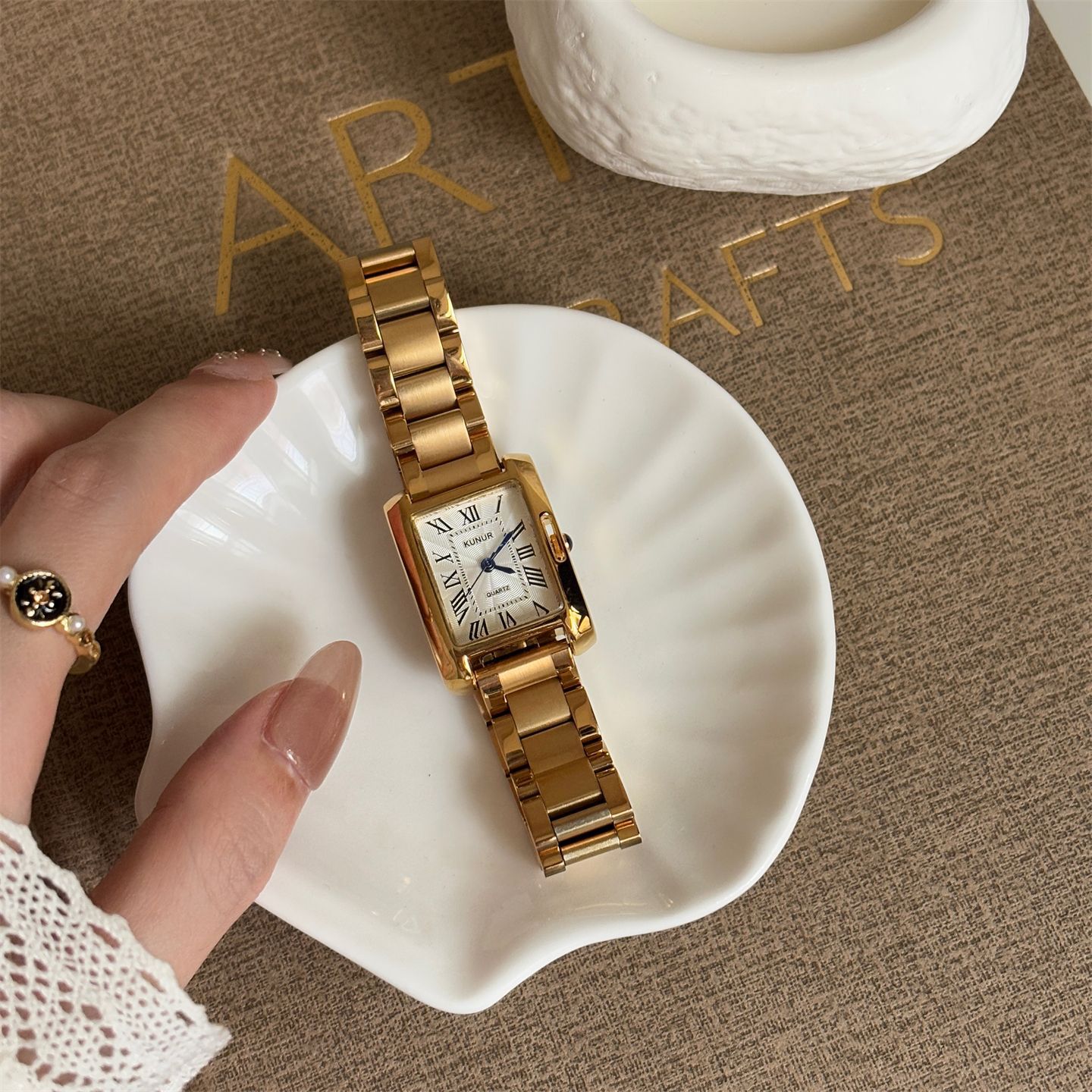 Retro watch for women, Roman r - مراجعة Body Jewelry High Quality وسعره