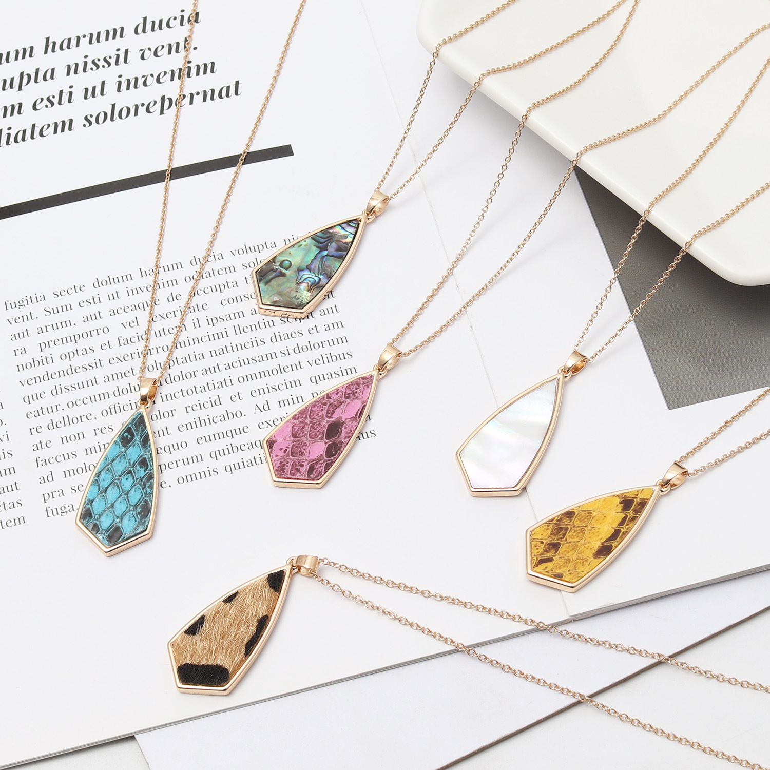 Acrylic Abalone Shell Leopard  - مراجعة Body Jewelry Brands وسعره